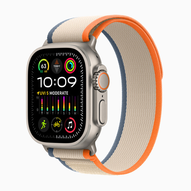 Hình ảnh Apple Watch Ultra 2 với Dây Quấn Trail màu xanh dương, màu be và màu cam.