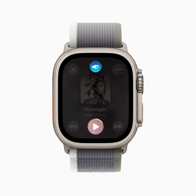 Hình ảnh một bài hát đang được phát trên Apple Watch Ultra 2 của người dùng.