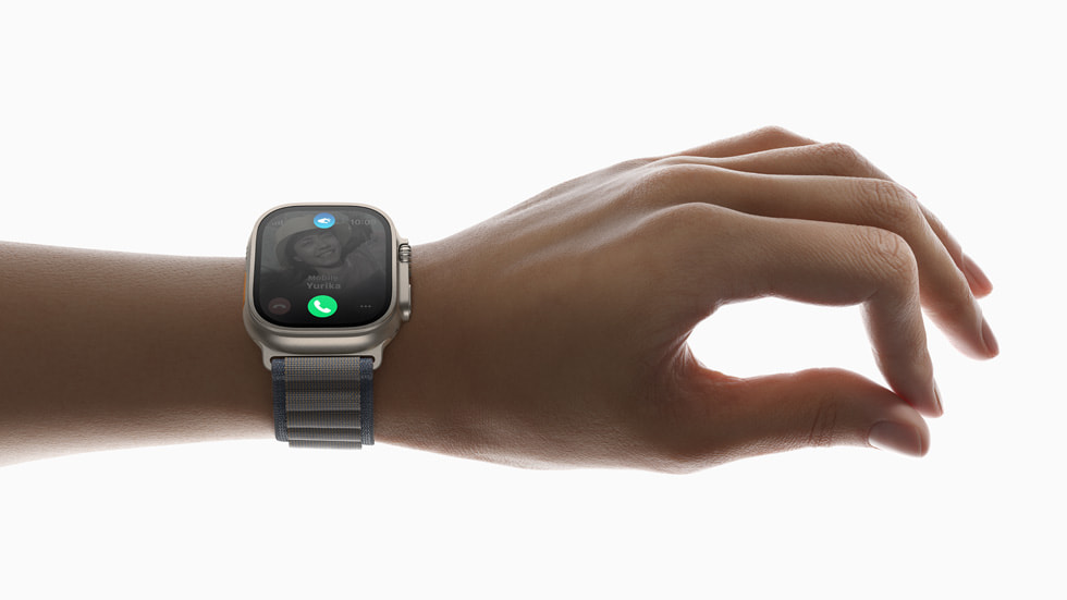 Hình ảnh người dùng đeo Apple Watch Ultra 2 đang thực hiện thao tác chạm hai lần.